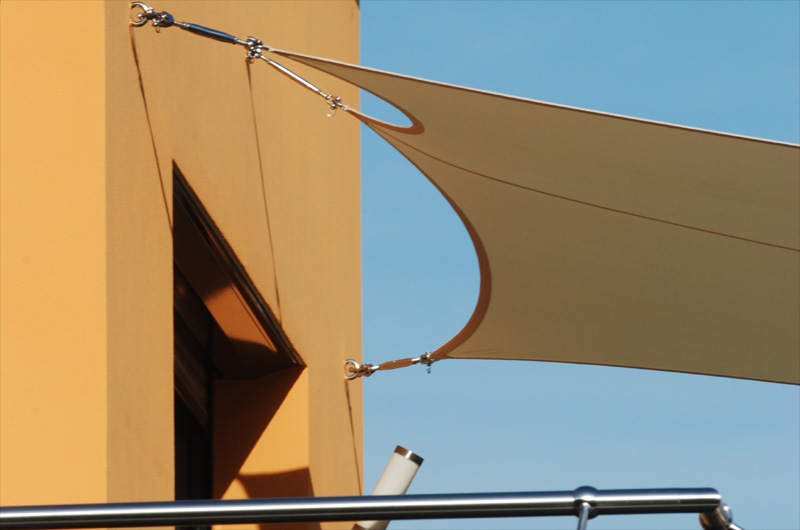 Eckbefestigung eines wasserdichten Sonnensegels aus Airtex an einer Hauswand