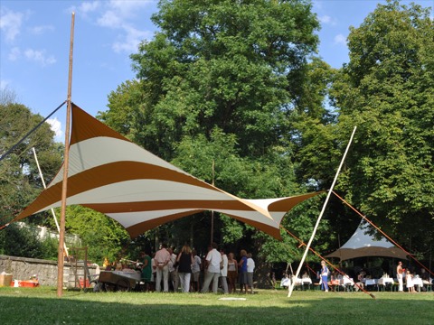 „Apollon“-Sonnensegel, 16 × 10 m, auf einer Hochzeit, Ansicht 2 – vergrößern