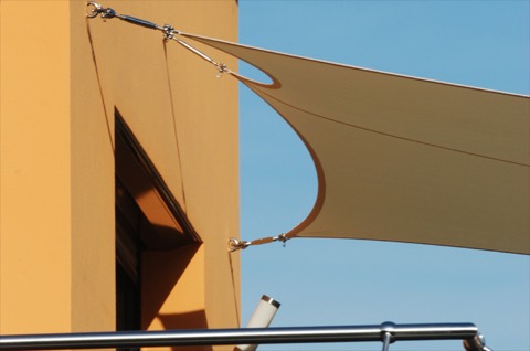 Eckbefestigung eines wasserdichten Sonnensegels aus Airtex an einer Hauswand – vergrößern